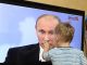 Ребенок во время трансляции телепрограммы 