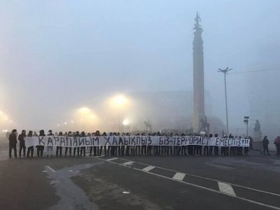 Плакат на площади Республики: "Мы простой народ, а не террористы", Алматы, 7.01.22. Фото: t.me/truth_aggregator
