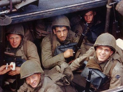 Американские десантники перед высадкой в Нормандии (восстановленное фото): t.me/StanislavKucher