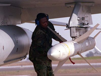 Американский оружейный техник закрепляет ракету AGM-88 HARM. Фото: USAF / Getty Images