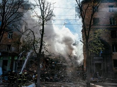 Пожарные работают на месте удара по жилому кварталу. Фото: Dimitar Dilkoff / AFP