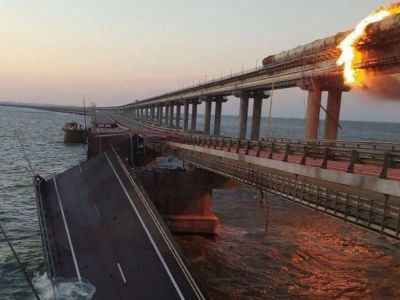 Последствия обрушения пролетов Крымского моста после подрыва автомобиля. Фото: ТАСС