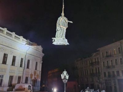 Демонтаж памятника Екатерине II в Одессе. Фото: t.me/HouseOfCardsRussia