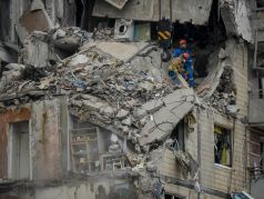 Разбор завалов на месте попадания ракеты в дом в Днепре. Фото: Oleg Petrasyuk / EPA