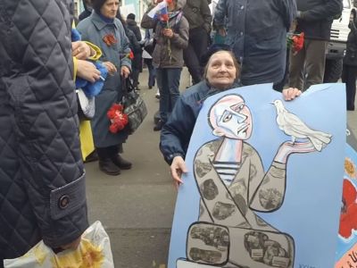 Елена Осипова с плакатом