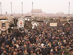 Протестная демонстрация на площади Тяньаньмэнь в праздник Цинмин, 4.04.1976. Фото: en.wikipedia.org