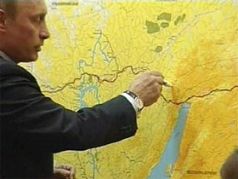 Владимир Путин указывает, где должна пройти труба. Фото с сайта Newsru.com Владимир Путин указывает, где должна пройти труба. Фото с сайта Newsru.com